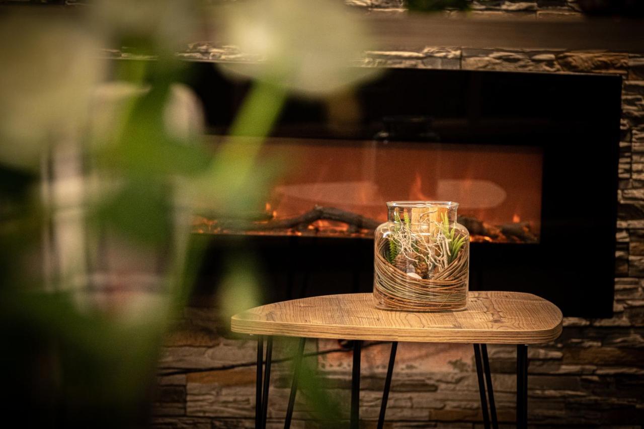 Home-Hotel Salzberg بيرشتسغادن المظهر الخارجي الصورة A fireplace in the living room